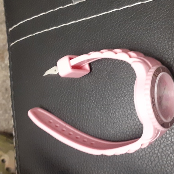 WOMANS PINK CAMOUFLAGE WATCH NRMINT CONDITION - Picture 3 of 7